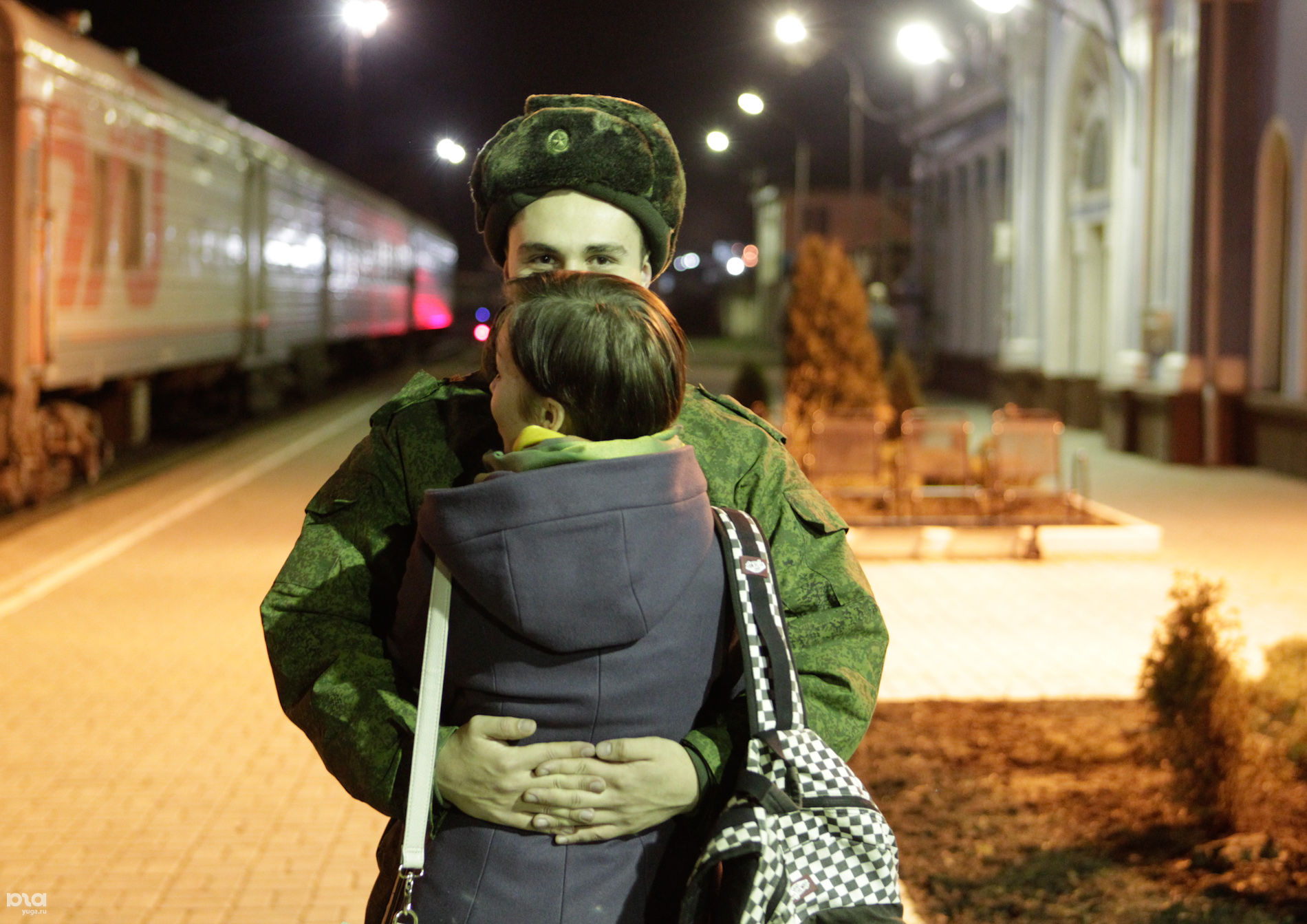 Проводили солдат. Проводы в армию. Провожают в армию. Проводы в армию на вокзале. Проводы солдата в армию.