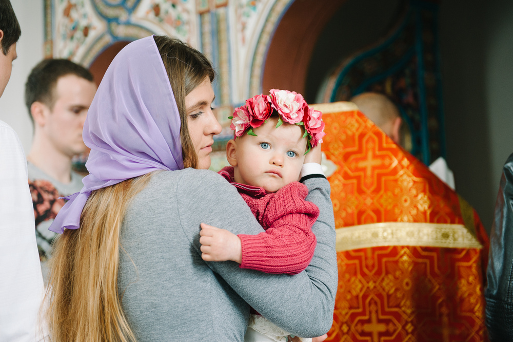 Что крестная дарит на свадьбу. Что одеть на крещение. Крёстная дарит крест сыну.