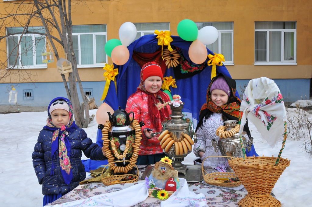 Масленица досуг в детском саду. Украшения на Масленицу. Украшение к празднику Масленица. Масленица атрибуты праздника. Украшение площадки на Масленицу.