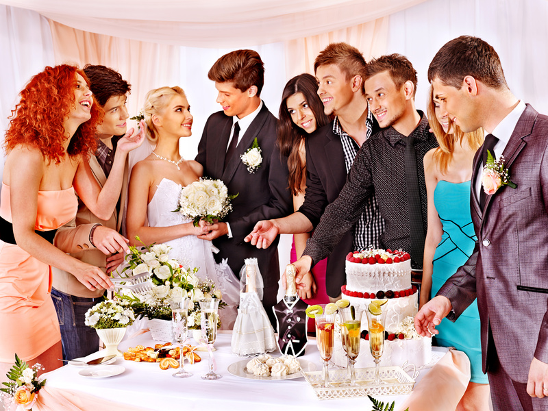 Много гостей за столом. Гости на свадьбе. Жених и невеста за свадебным столом. Очень много людей на свадьбе. Молодожены за столом.