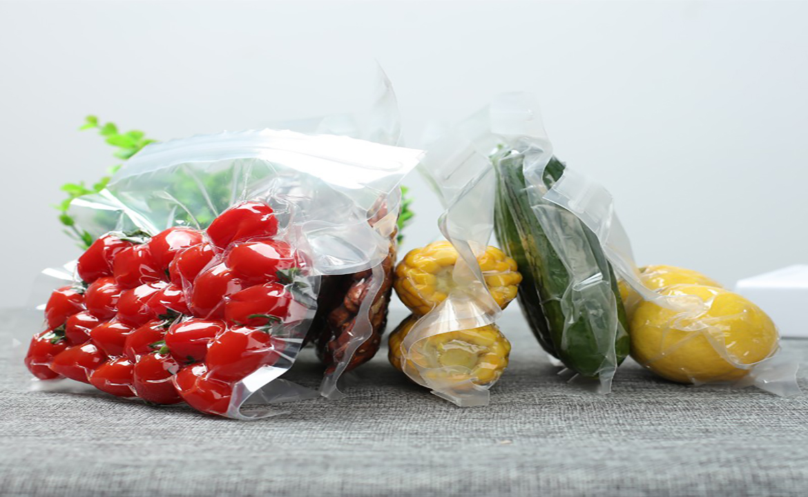 Очищенные овощи хранят. Вакуумированные овощи. Упаковка овощей в вакуумную упаковку. Очищенные овощи. Овощи в вакууме.