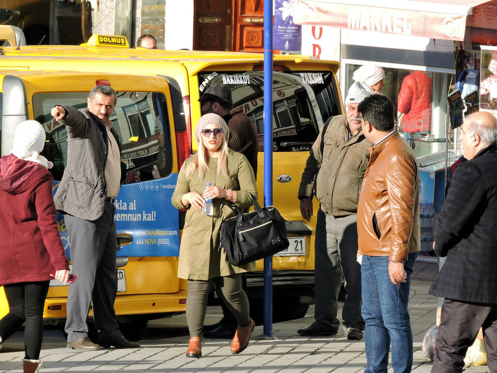 Стамбул 2017. Стамбул люди на улице. Жители улиц Стамбула. Турки на улице. Люди в телефонах на улицах Стамбула.