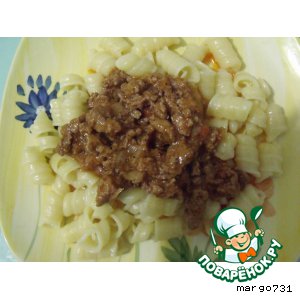 Луковая паста турецкая с луком. Гуляш с макаронами. Гуляш из свинины с подливкой. Рецепт макарон с подливкой с мясом. Гуляш с макаронм.