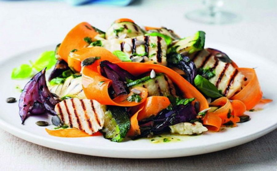 Теплый салат из овощей. Салат с овощами гриль. Теплый салат с овощами гриль. Салат с халуми. Салат из жареных овощей на гриле.