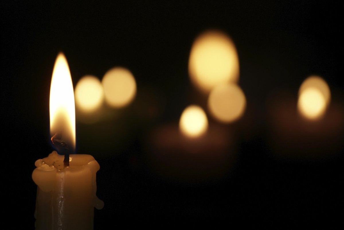 Фотография свечи поминальной на могиле