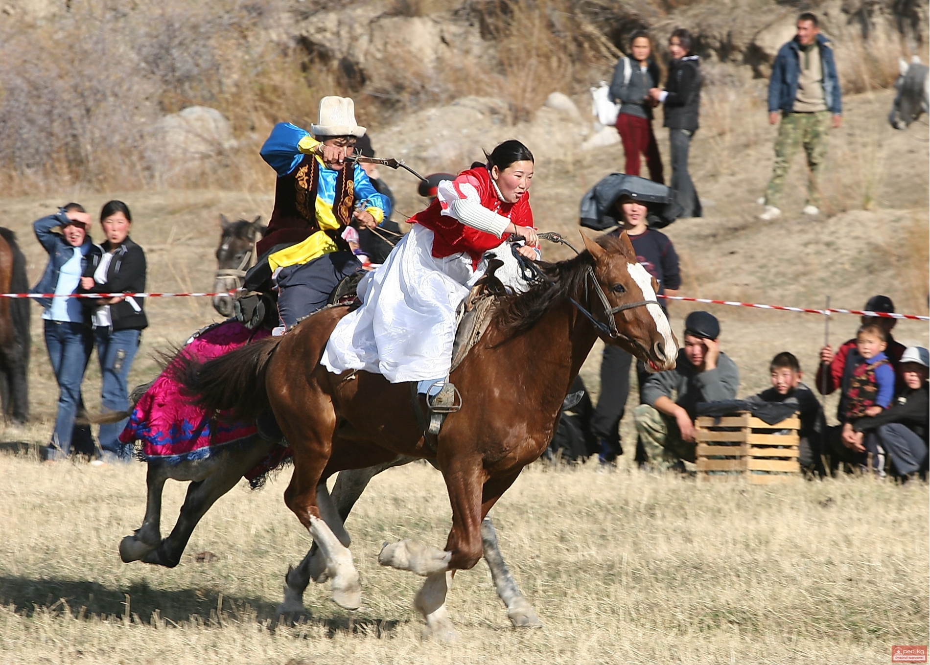 Игры казахского народа. Кыз куумай игра. Кыз куумай игры кочевников. Кыргызская Национальная игра кыз куумай. Традиции Нооруз Киргизия.