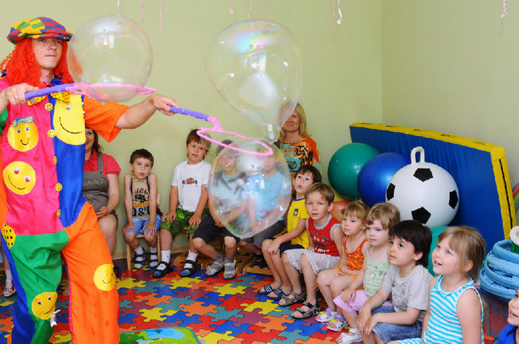 Детские сценарии развлекательные. Развлечения в детском саду. Развлечение для детей в детском саду. Праздник мыльных пузырей в детском саду. Шоу мыльных пузырей для детей в детском саду.