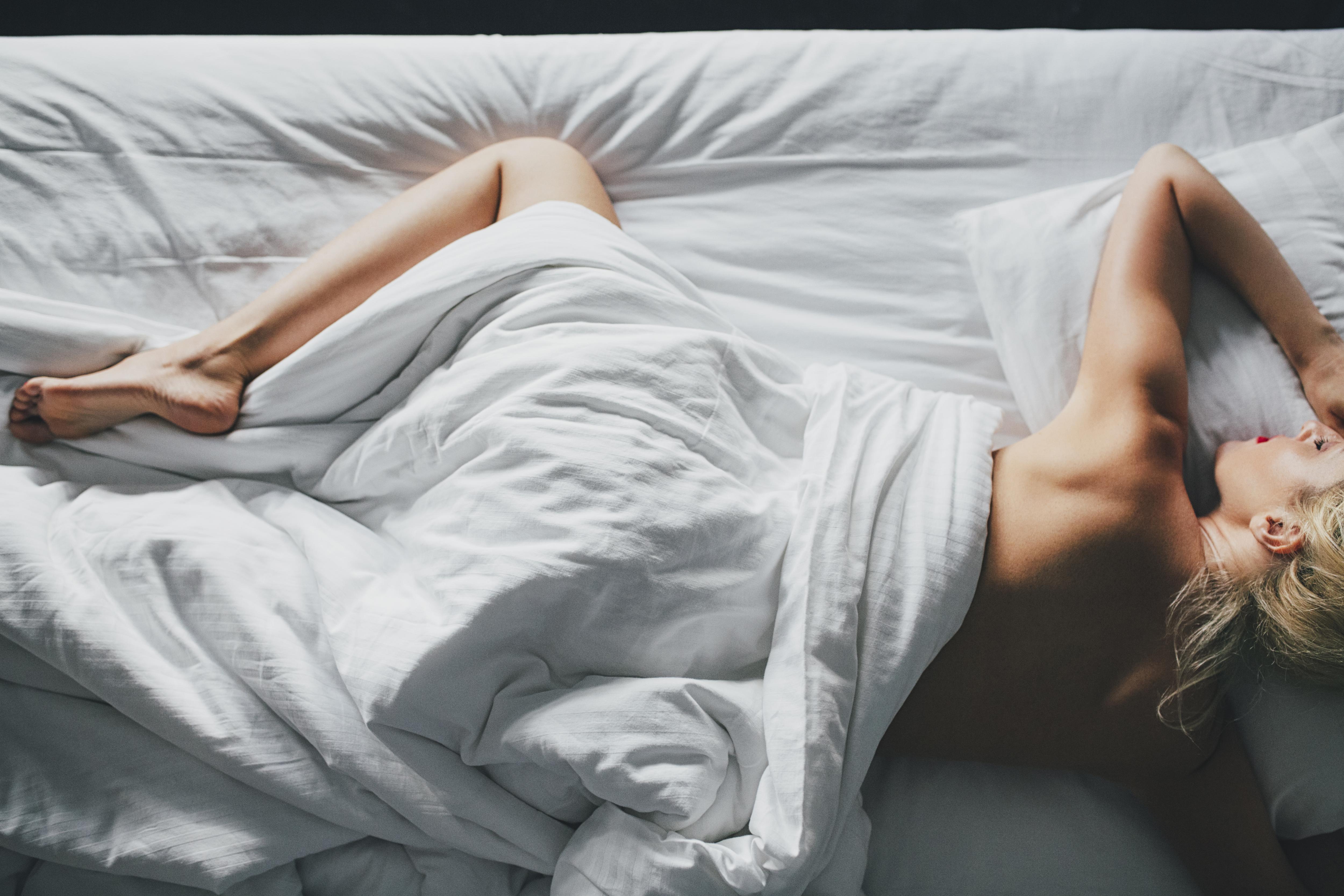 почему полезно спать голым женщине фото 92