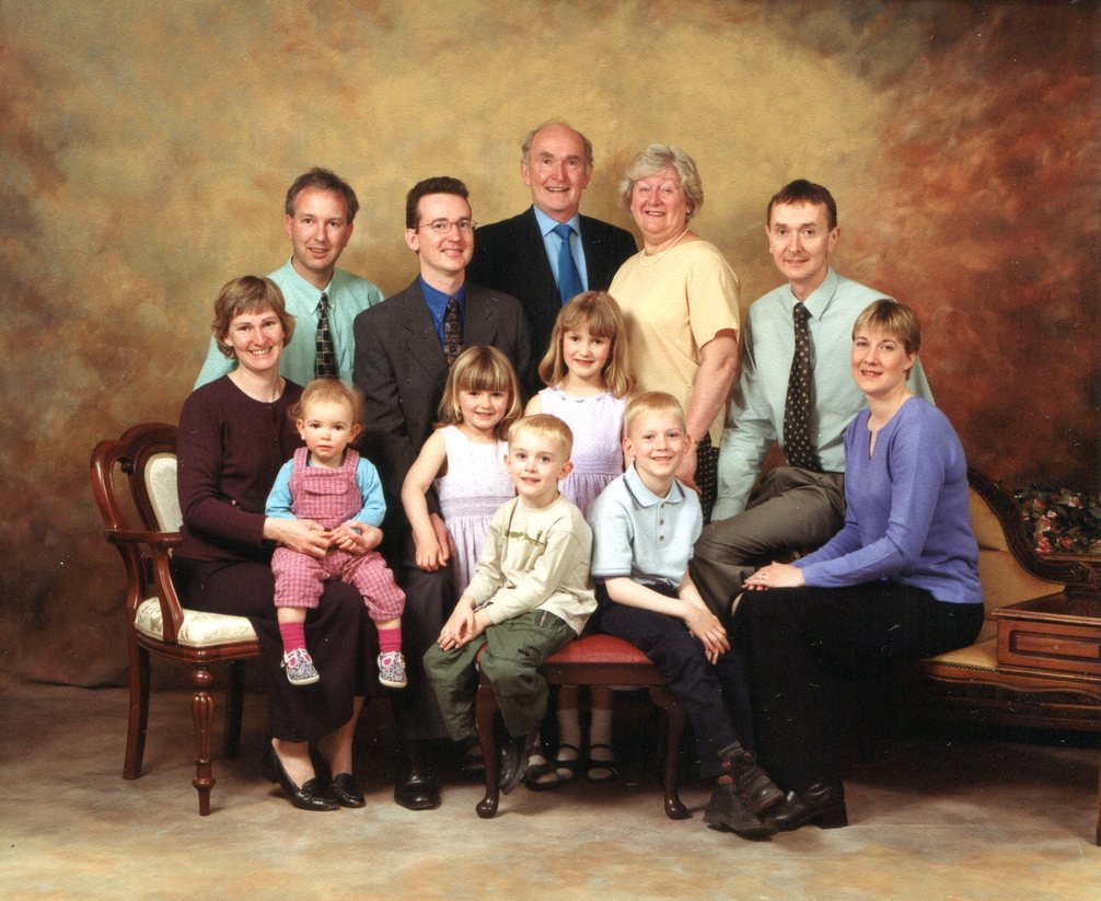 История жизни обычной семьи 21. Английская семья обычная. Семья в Великобритании обычная. Современная английская семья. Среднестатистическая английская семья.