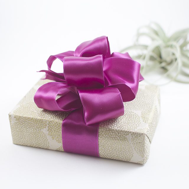 Набор подарочной бумаги. Упаковать подарок. Красивая упаковка подарков. Красивая подарочная коробка. Упакованный подарок с бантом.