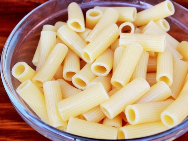 штампованные макаронные изделия. макаронс. макароны с солеными огурцами. паста спагетти spaghetti. макароны соль.