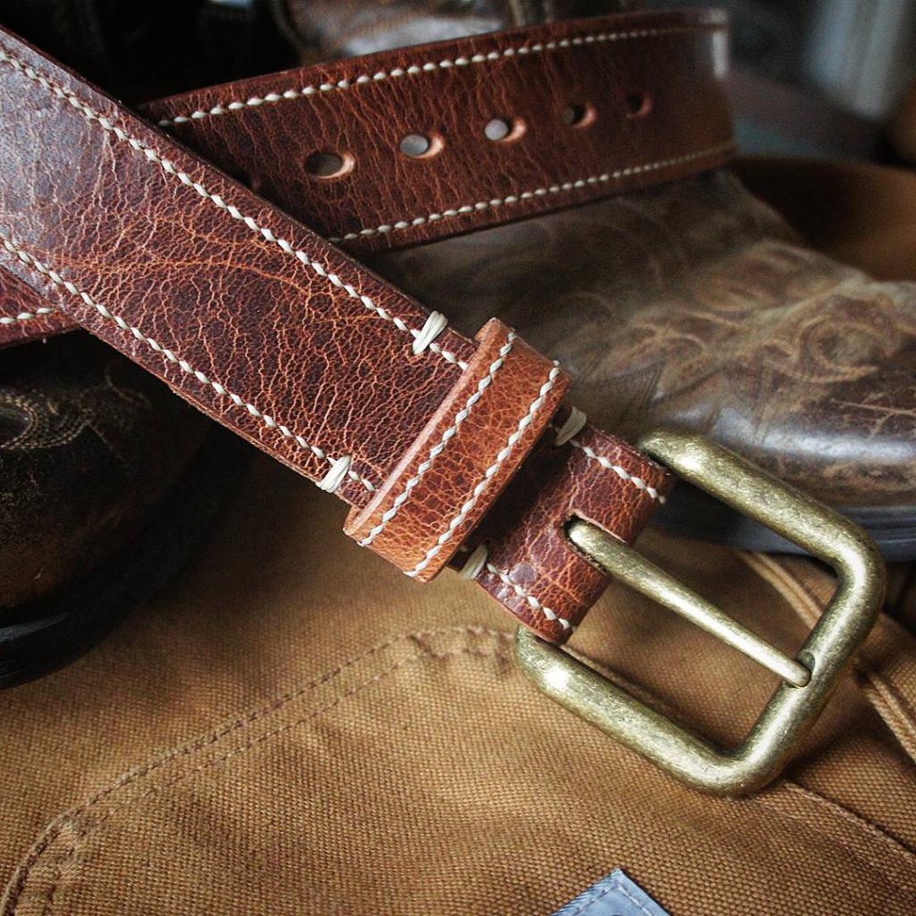 Связан ремнями. Ремень в руке. Ремешок на руку. Кожаный ремень на руку. Фотографии ремней