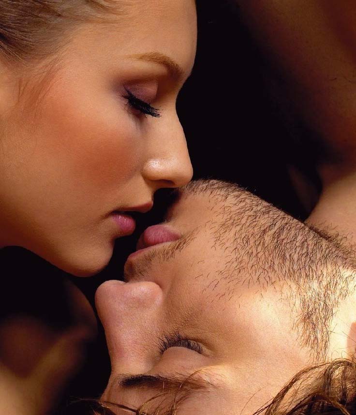 Девушка целует парня в губы фото