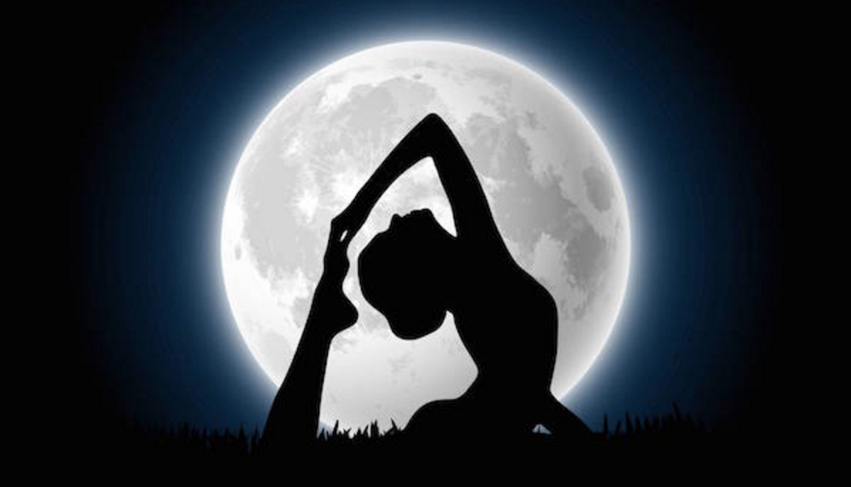 Луна является телом. Девушка-Луна. Медитация Луна. Йога полнолуние. Женщина на фоне Луны.