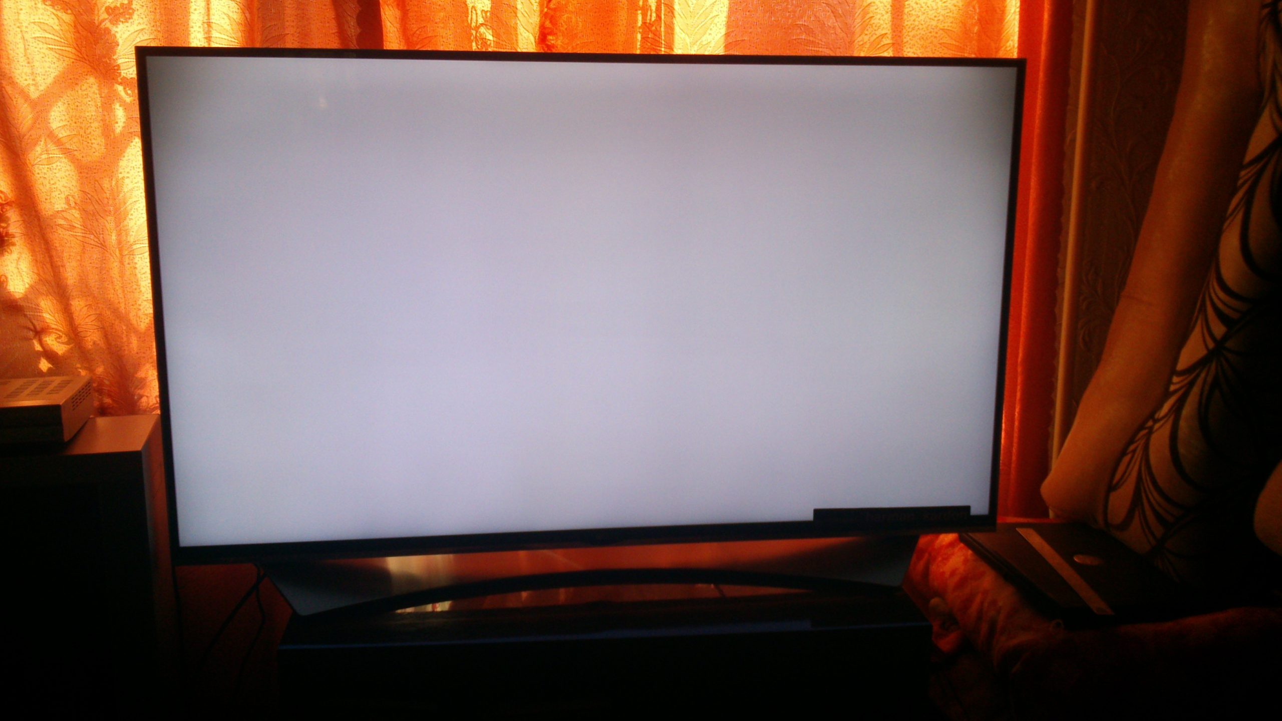 Телевизор самсунг белые пятна. Телевизор самсунг темные пятна на экране. Темные пятна на телевизоре Samsung. Тёмные пятна на экране телевизора LG. Чёрное пятно на экране телевизора lg55nano776pa.